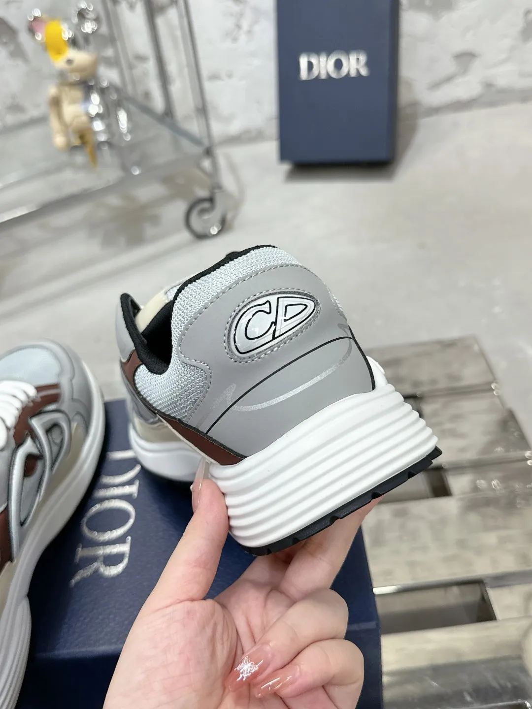 Men's men's shoes 💰600❤️❤️❤️High version Dior Dior's latest color matching B30 series reflective dad sneakers original 17380💰 purchased for development and production Brand new B30 sneakers Dad Shoes style shoes that follow the trend of the retro market The Dior logo on the tongue also indicates that this pair of shoes is the B30 model! B30 uses fine-textured leather and mesh cloth materials to form a shoe body. There are conspicuous letters CD on both sides of the shoe body to indicate identity. Many lines on the shoe body outline details to make the shoes look less monotonous and full of retro flavor. The delivery counter is exquisitely packaged🛍📦 ▪️Fabric: Original customized technical fabric + mesh ▪️Inner lining: Customized breathable lining ▪️Outsole: Original molded IP foam + TPU outsole ▪️Sole thickness: 3.5CM ▪️Size: Women’s size 35-40 / Men’s size 39-46